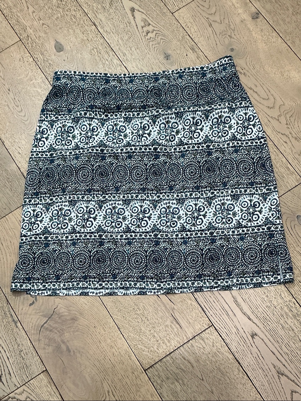 Woman’s Talbots A-line knit elastic waist skirt. XL. Blue,green blk,white design